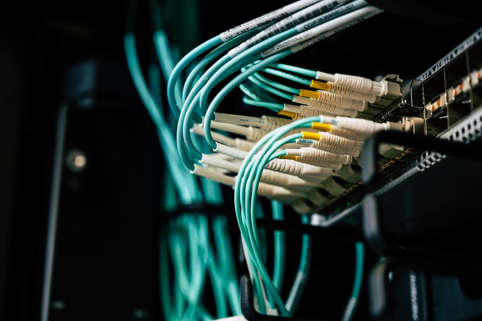 Baie serveur et fibre optique — l'infrastructure opérée par MyoApp